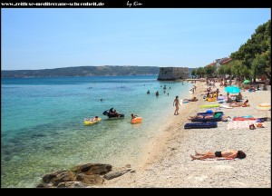 Der gleiche Strand aus der Gegenrichtung geknipst mit Blick auf den Turm Nehaj