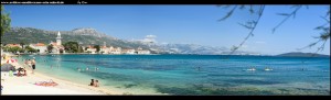 Strand im Ortszentrum von Kaštel Štafilić mit Blick auf die Stadt, den Kozjak, das Mosorgebirge und Split auf der Halbinsel Marjan