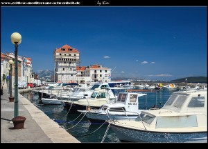 Am Hafen mit dem Kastell und tollen An- und Ausblicken auf Kaštel Novi selbst, sowie Kaštel Štafilić