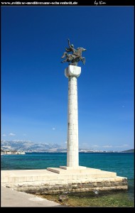 Das von Marin Studin erschaffene Denkmal "Verkünder der Freiheit" zwischen Kaštel Novi und Stari