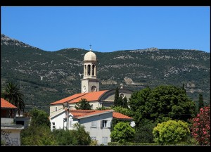 Von der Promenade aus entdeckt man weiter hinten im Ort den Glockenturm der Gospa od Ružarija