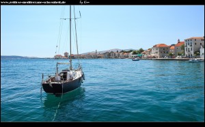 Am Hafen mit tollen Ansichten auf Kaštel Stari und im Hintergrund Kaštel Novi