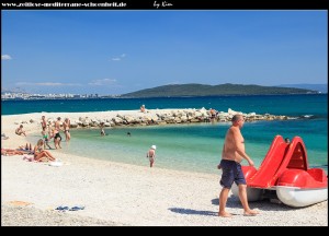 ...mit tollen Stränden - in der Ferne sieht man Kaštel Lukšić