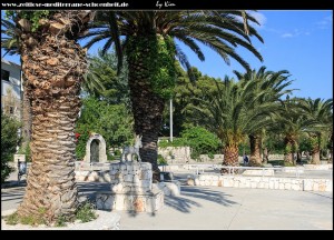 In Westen von Gomilica mit Promenade, Bademöglichkeit, Eselsdenkmal und dem wohl schönesten Blick auf das Kastell von Gomilica