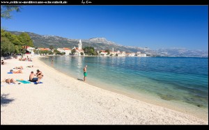 Strand im Ortszentrum von Kaštel Štafilić mit Blick auf die Stadt, den Kozjak, das Mosorgebirge und Split auf der Halbinsel Marjan