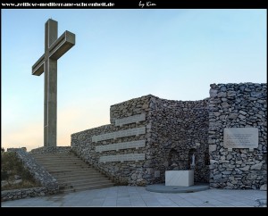 Klis0058_auf dem Weg zum Malačka, mit tollen Fernblick, Denkmal, Kreuz und Kapelle