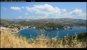 Blick auf die Bucht von Marina in Richtung Norden auf den Berg Drid mit der Kirche Gospa od sniga