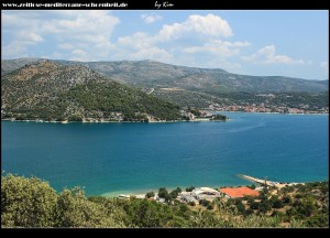 Blick auf die Bucht von Marina in Richtung Norden auf den Berg Drid mit der Kirche Gospa od snig, sowie der Strand von Marina zu Füßen