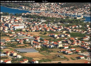 im Feld zwischen Seget und Trogir entdeckt man den Turm der Familie Statilić