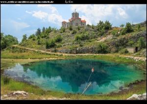 unten an der Glavaševo Vrelo mit Blick auf die orthodoxe Kirche