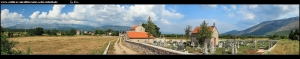 Kirche sv. Arhanđela Mihaila und dahinter gleich eine kleinere Friedhofskapelle