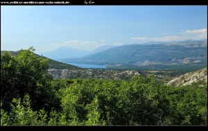 Blick auf den Perućko Jezero und das Dinara-Gebirge