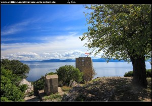 auf dem Weg zum Festungsturm mit kleiner Kapelle am Wegesrand