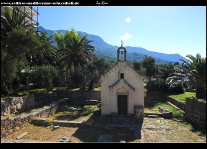 Kirche Sv. Jure und die archäologische Ausgrabungsstätte - dahinter das Hotel Neptun