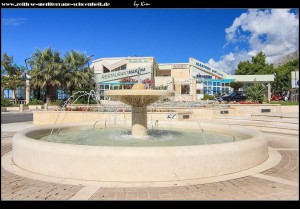 Am zentralen Platz mit Brunnen