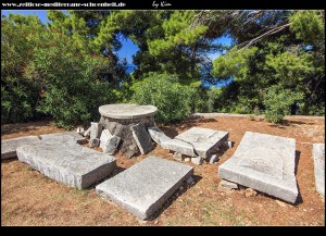 am Friedhof mit Crkva gospina rođenja und schönen mittelalterlichen Grabplatten