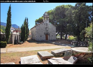 am Friedhof mit Crkva gospina rođenja und schönen mittelalterlichen Grabplatten