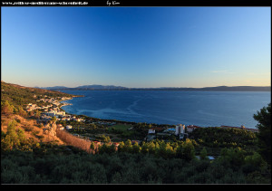 Blick auf Tučepi, sowie Hvar und Pelješac im Hintergrund