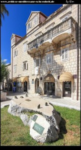 Der Tonoli-Palast mit Denkmal "Bonaca" und Štandarc