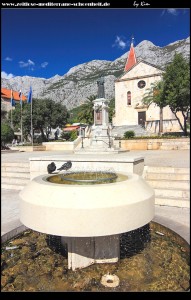 am Kačićev-Trg mit Springbrunnen und Tauben die sich erfrischen