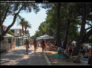  Promenade entlang der Strände mit Touristenbuden im Übermaß