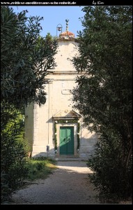 denkmalgeschütztes Eingangsportal der früheren Pension Mrkušić mit Herz-Jesu Kirche