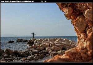 Strand und Statue Uzorita