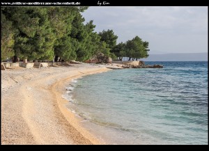 Strand und Statue Uzorita
