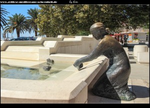 Brunnen mit Wäsche waschender Frauenstatue