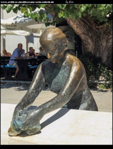 Brunnen mit Wäsche waschender Frauenstatue